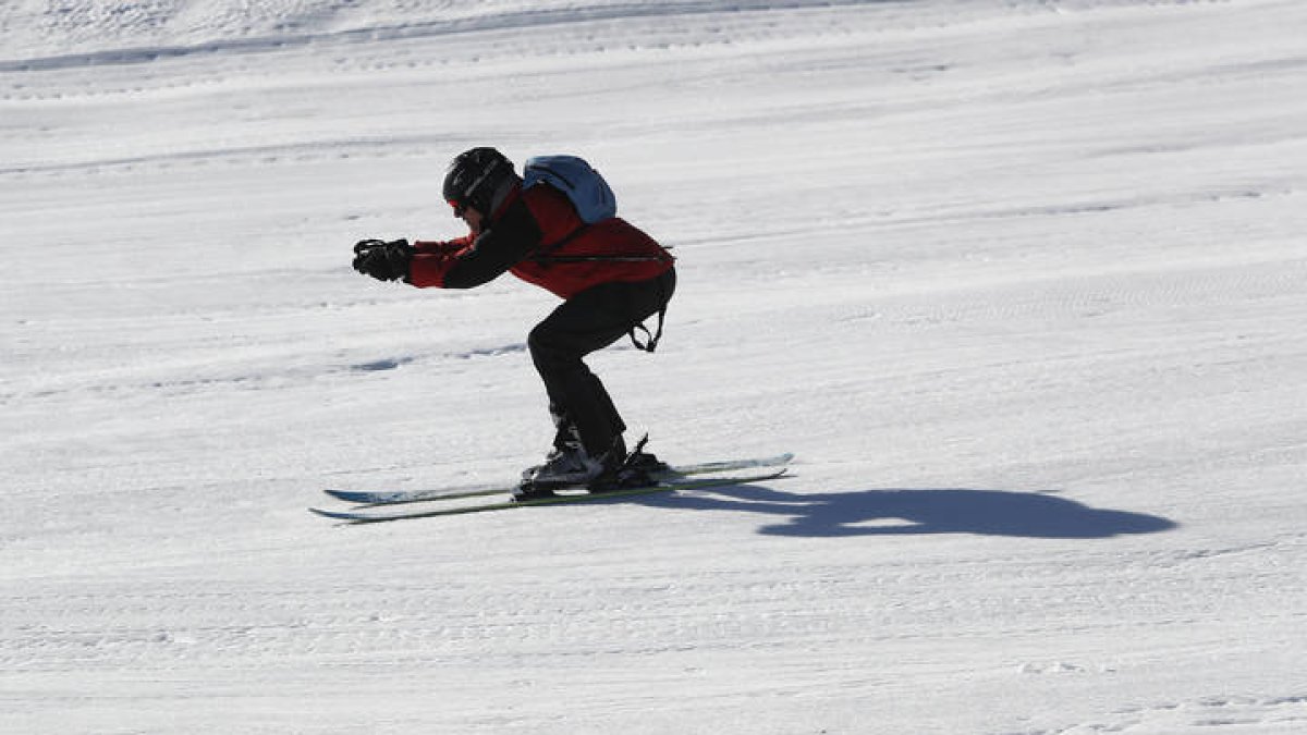 Un esquiador desciende por una de las pistas de la estación de San Isidro. JESÚS F. SALVADORES