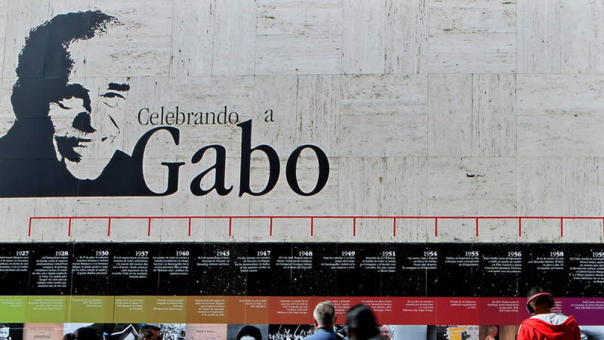 Un grupo de personas observa una línea cronológica de la vida del escritor colombiano y premio Nobel de literatura, Gabriel García Márquez.