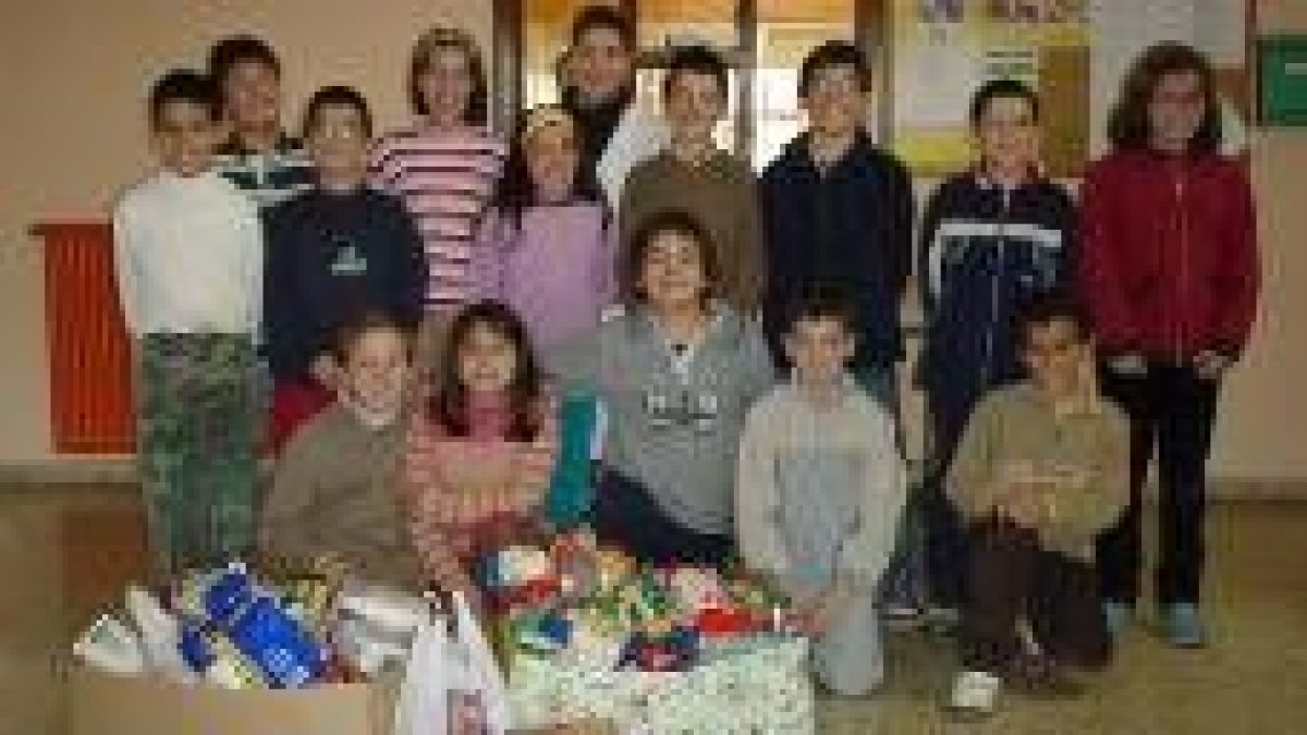 Un grupo de alumnos del colegio Benito León posa con los alimentos recogidos