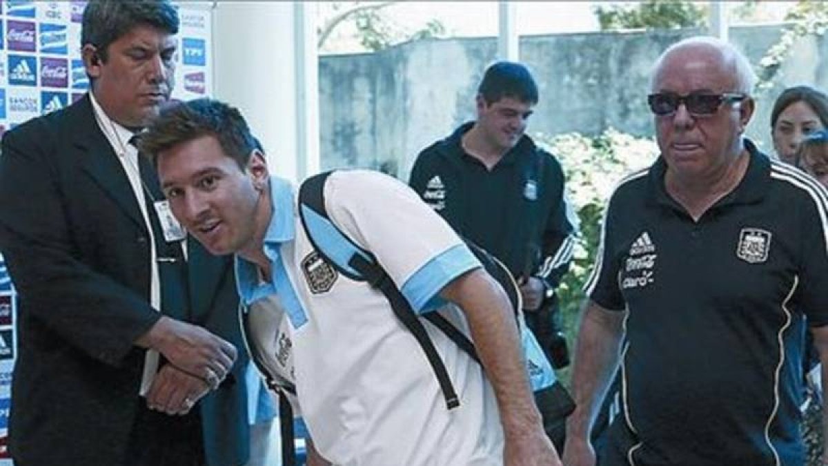 Messi, ayer, a su llegada a la ciudad paraguaya de Asunción.