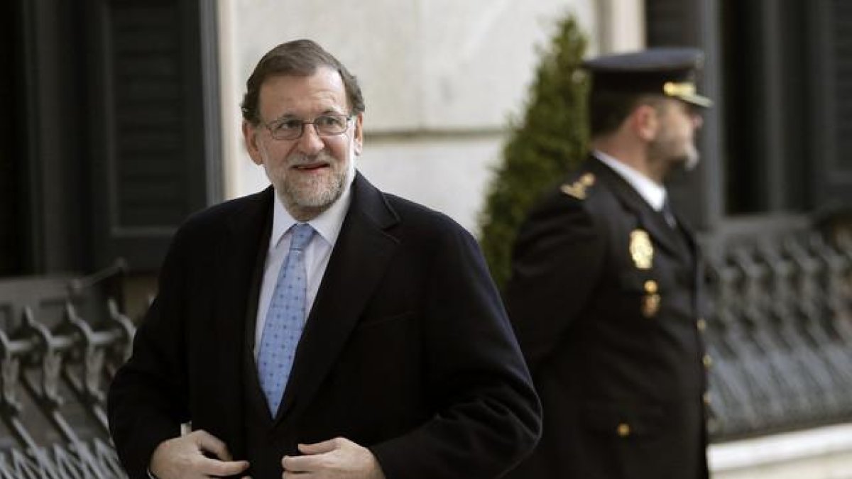 El presidente del Gobierno en funciones, Mariano Rajoy, a su llegada hoy al Congreso para asistir a la constitución de las nuevas Cortes Generales.