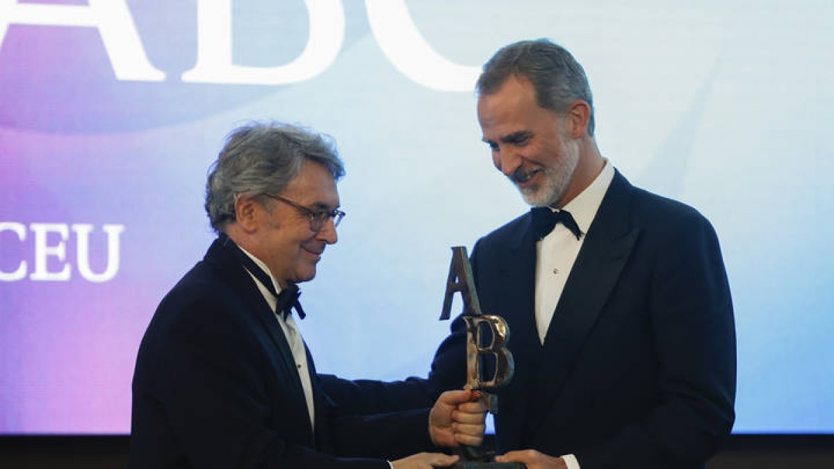 El escritor Andrés Trapiello recibe de manos del rey Felipe VI el premio "Mariano de Cavia", este jueves en la sede del periódico ABC en Madrid. EFE/ JUANJO MARTÍN