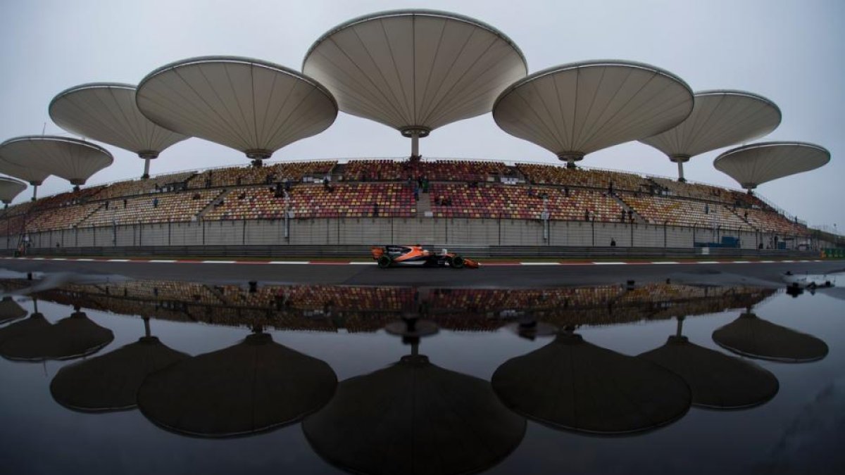 Fernando Alonso rodando por el circuito de Shangai.