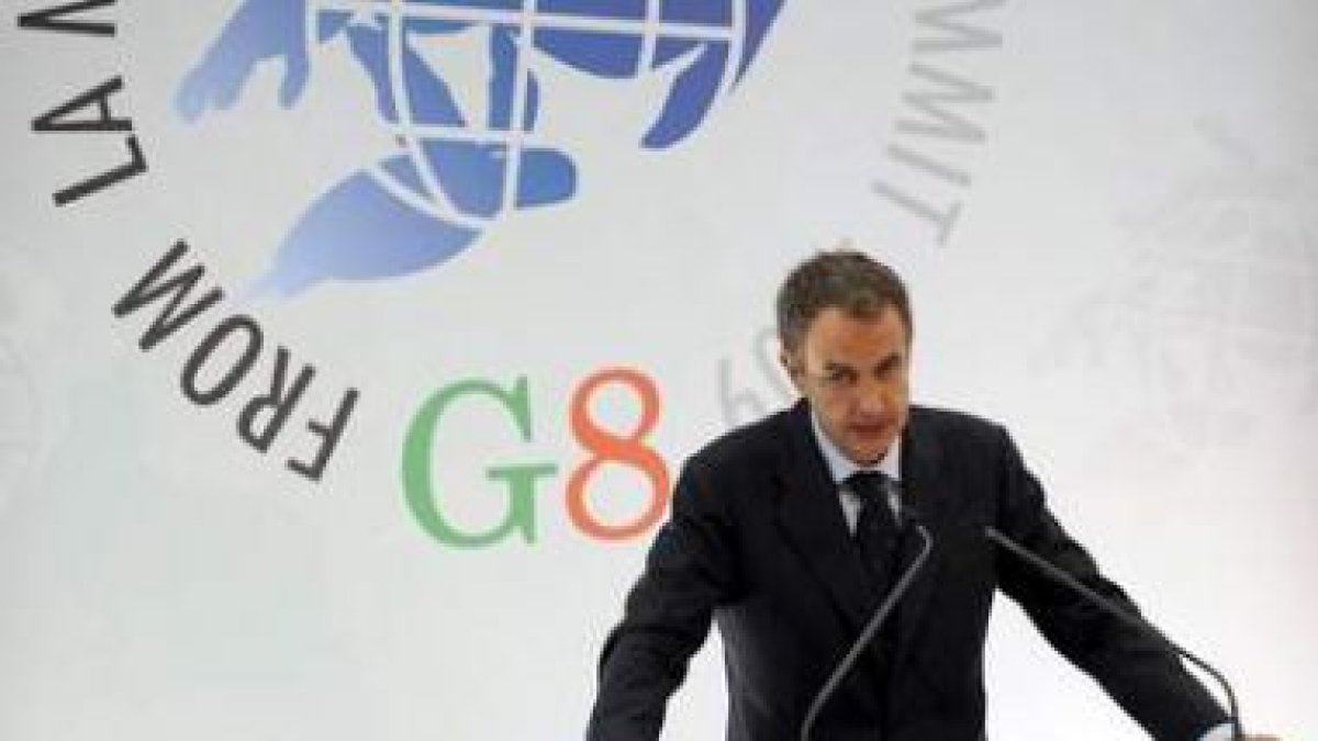 Zapatero durante la rueda de prensa ayer en Italia.