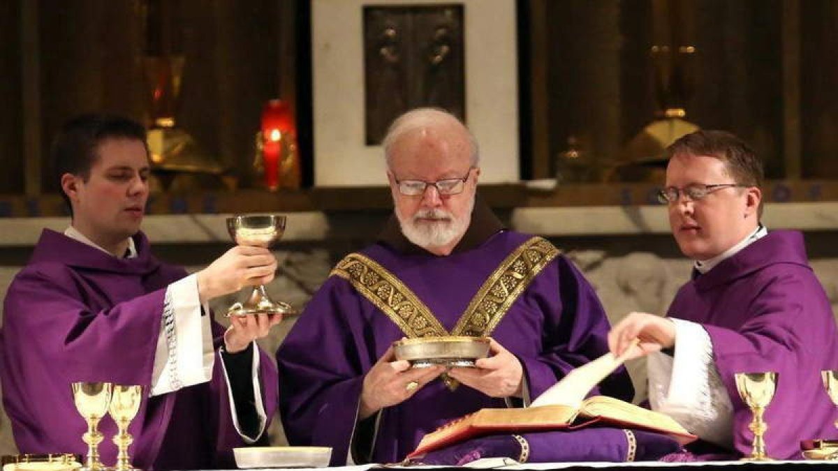 En el centro, el cardenal de Boston, Sean O’Malley, mientras oficiaba una misa ayer.