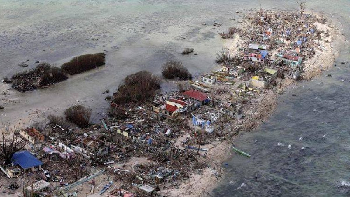 Vista aérea de los destrozos causados por el tifón Haiyan en la población de Guiuan, a unos 150 km de Tacloban, al este de Filipinas