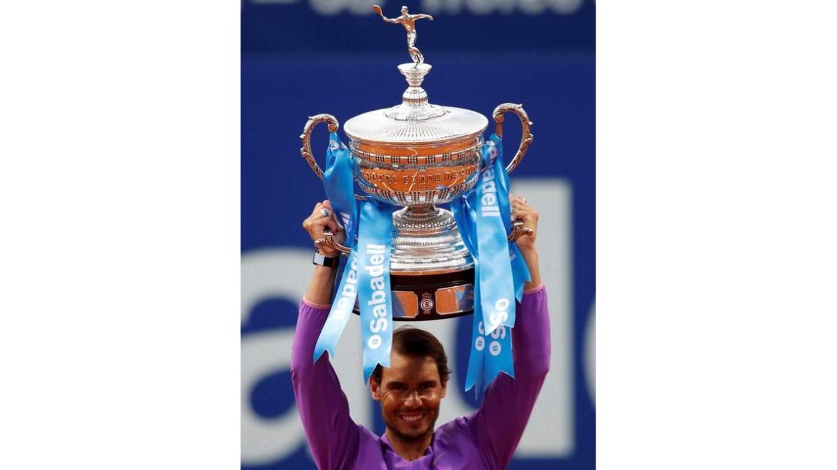 Rafa Nadal levanta el trofeo de campeón en el Godó. ALEJANDRO GARCÍA