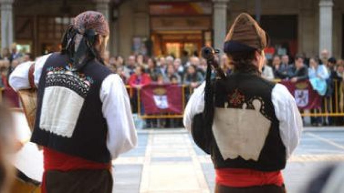 Los aficionados a la música popular disfrutaron de la gaita, ayer, en la plaza de la Catedral.