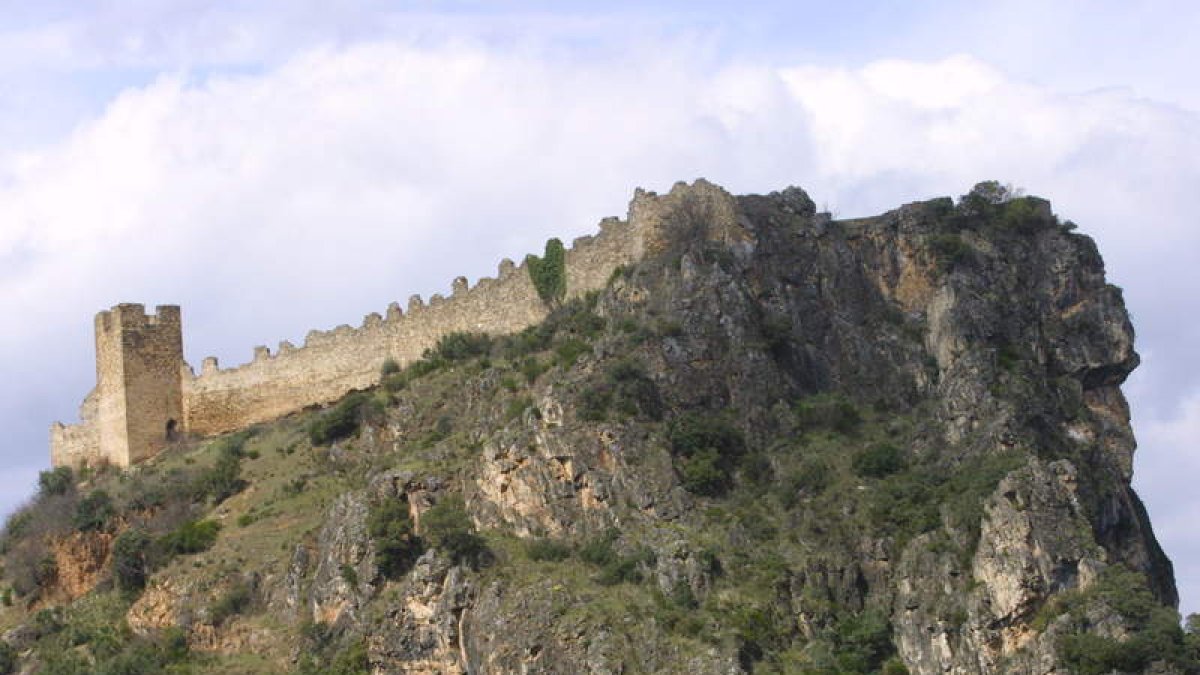 El castillo de Cornatel y la torre del de Balboa (derecha). DE LA MATA
