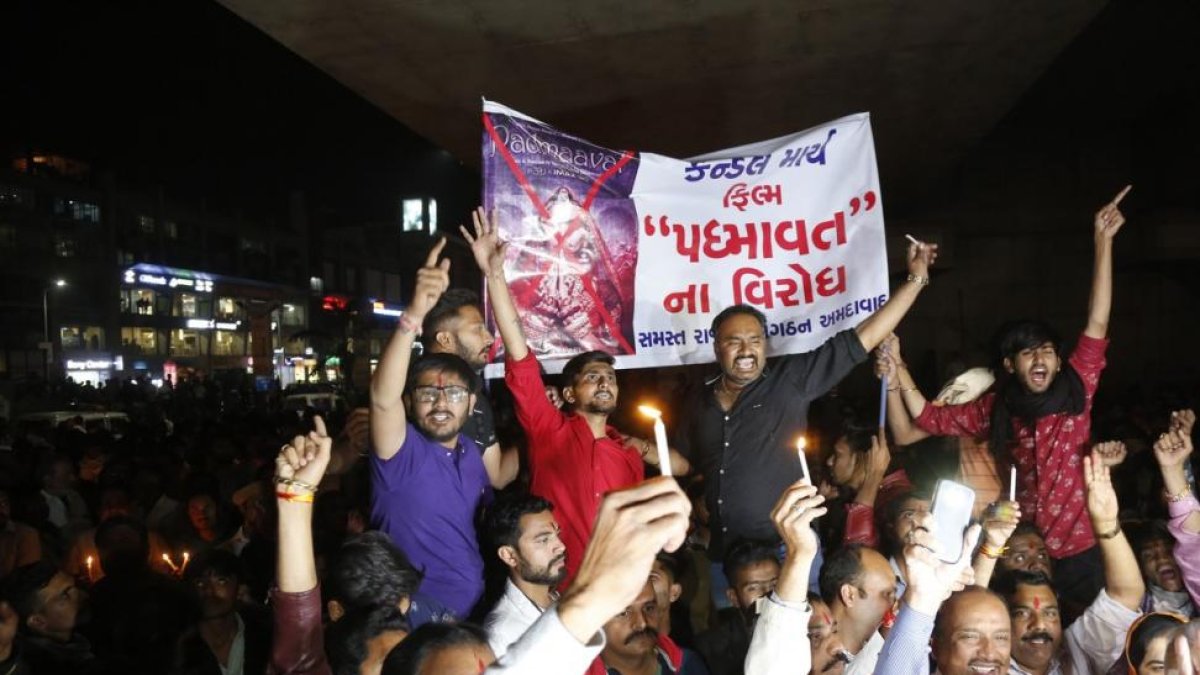 Miembros de la comunidad hindú de los Rajput sostienen carteles en contra de la película de Bollywood Padmavat.