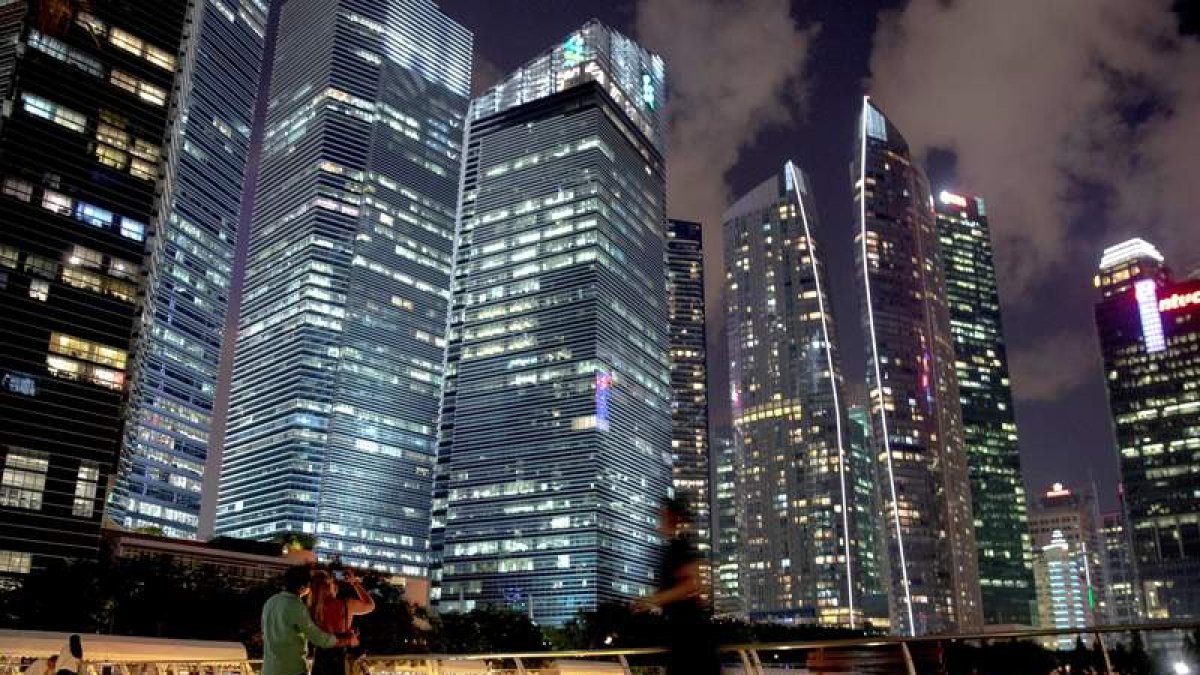 Una pareja toma fotografías del distrito financiero de Singapur.