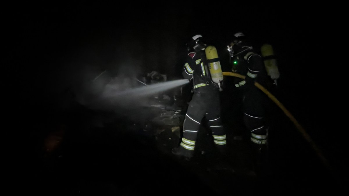 Los bomberos de León sofocan el incendio de residuos de vehículos, en una nave entre Trobajo del Camino y La Virgen. BOMBEROS DE LEÓN