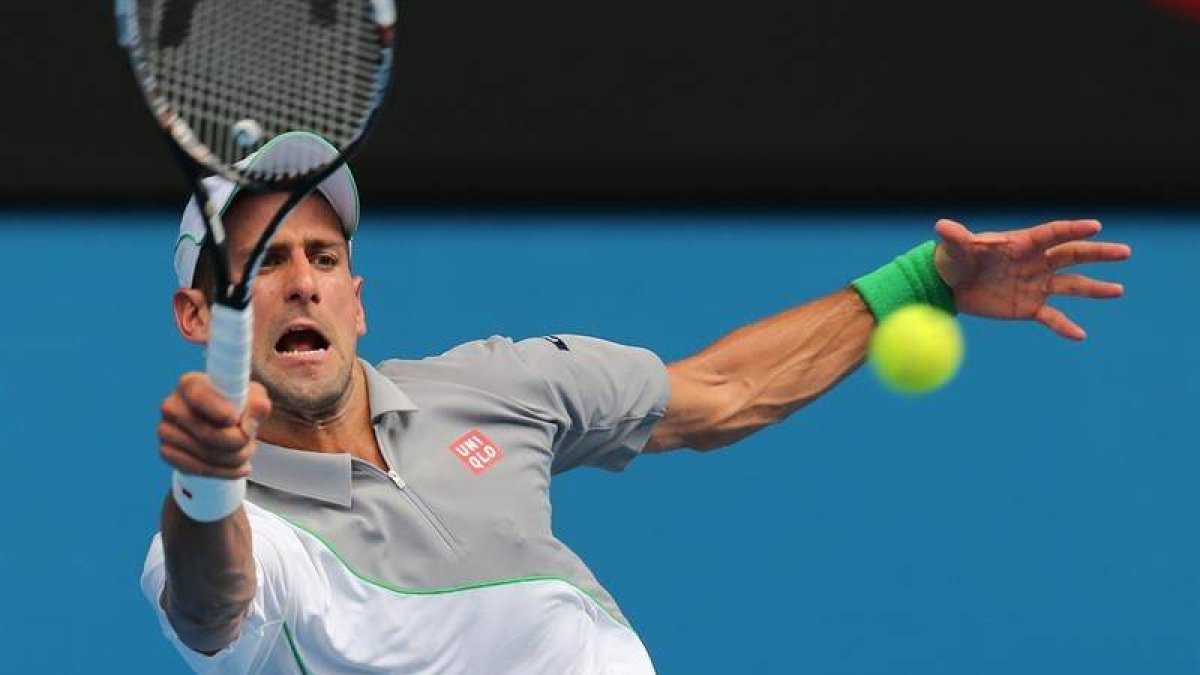 El serbio Novak Djokovic devuelve una bola al argentino Leonardo Mayer.