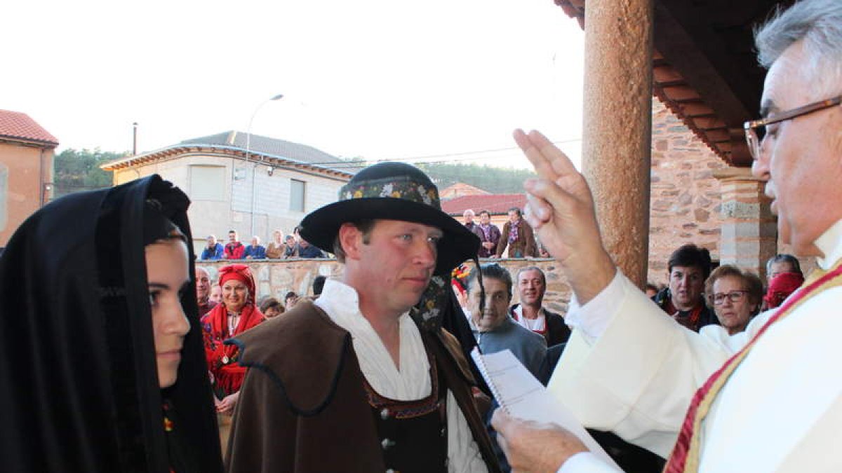 Niños y mayores participan en la recreación.