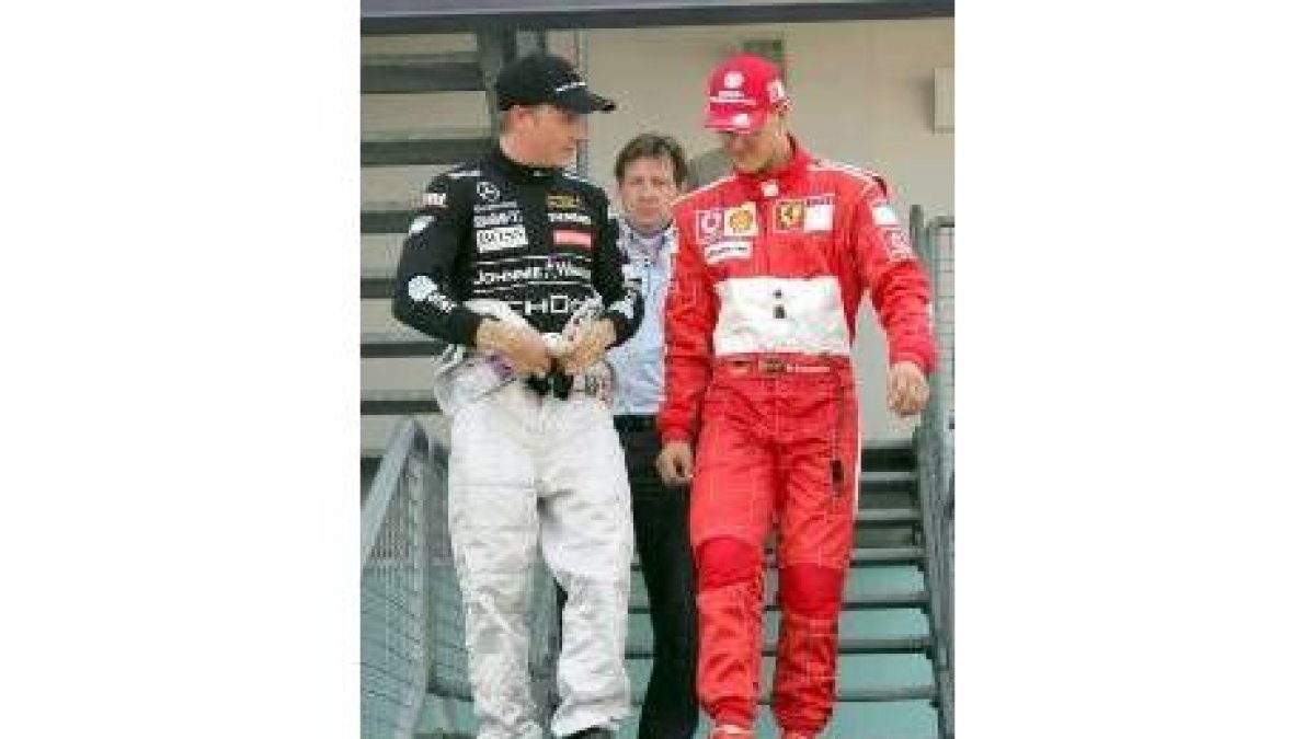 Raikkonen conversa con Michael Schumacher tras hacerse con la pole