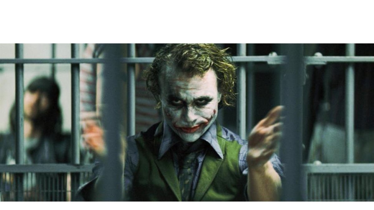 El actor Heath Ledger interpretando al Joker en la película El caballero oscuro.