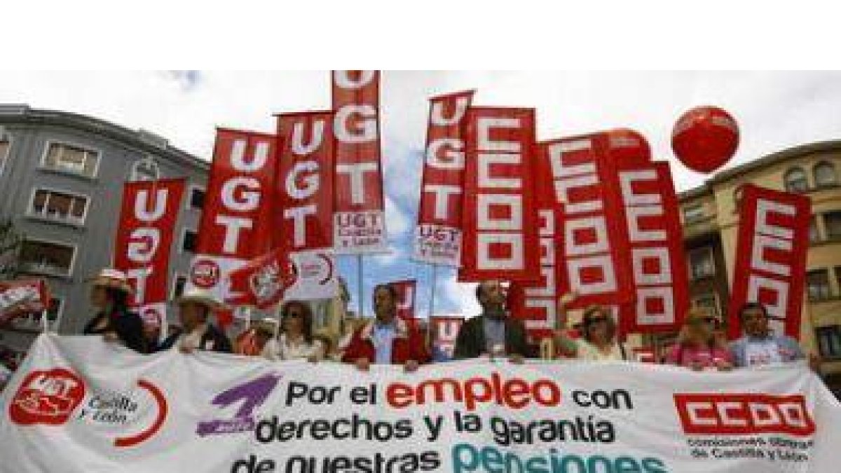 Arturo Fernández e Ignacio Fernández, en el centro, comparten la pancarta que preside la manifestaci
