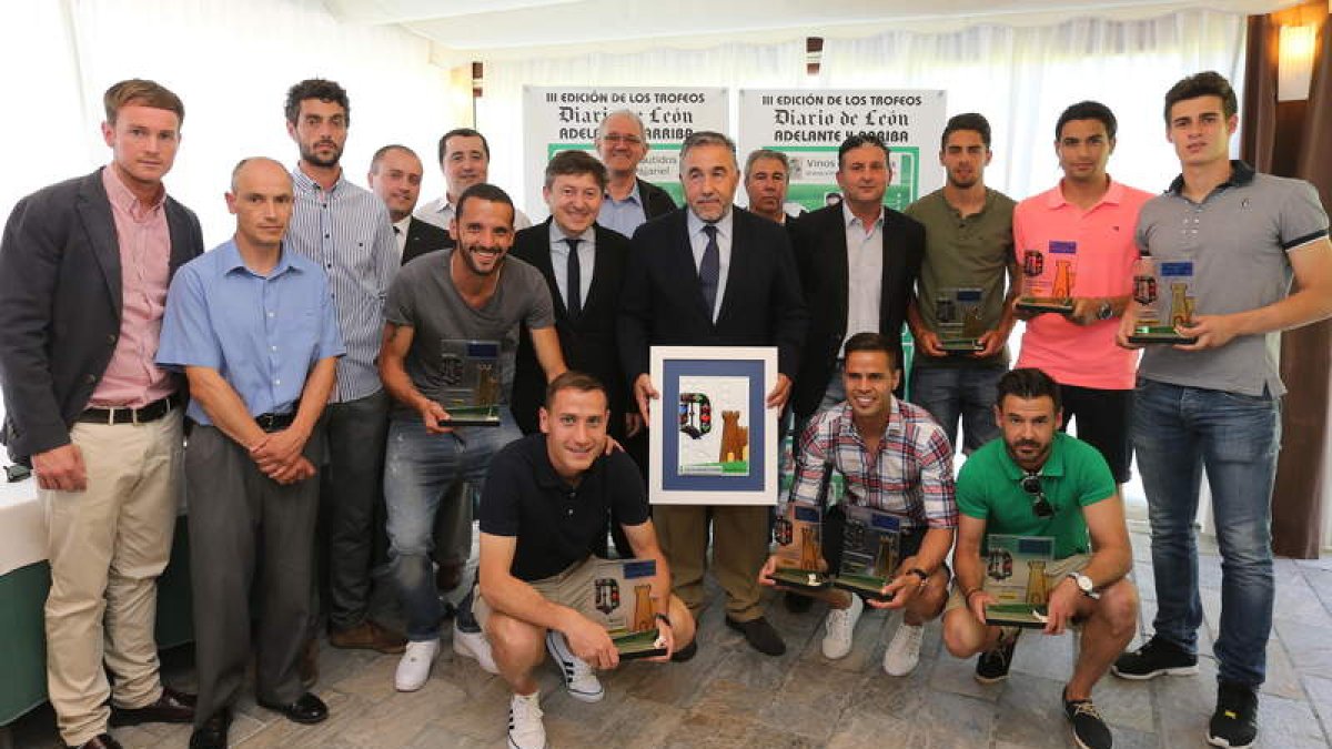Los futbolistas de la Ponferradina premiados, los patrocinadores y los organizadores de los premios inmortalizan el momento especial de la III Gala Adelante y Arriba