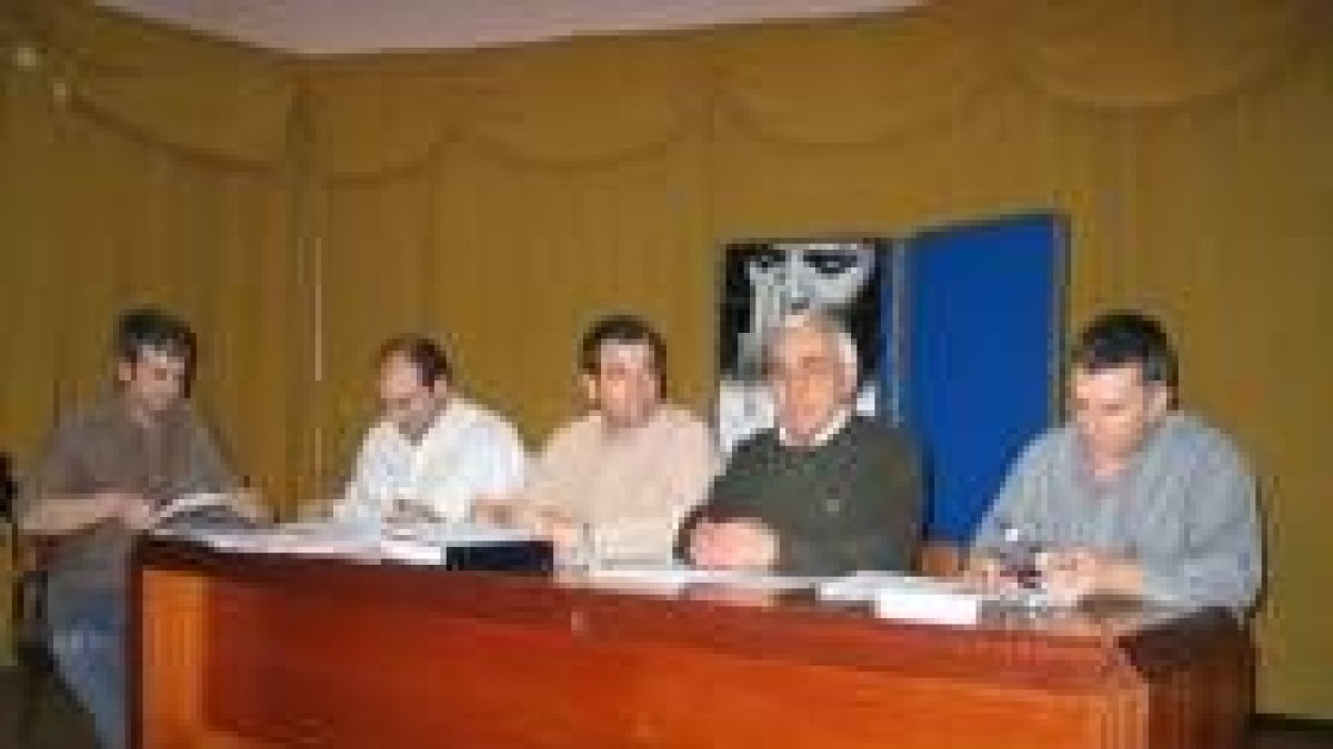 Escanciano, Nicanor Sen, Tomás de la Sierra y González durante la junta directiva celebrada ayer