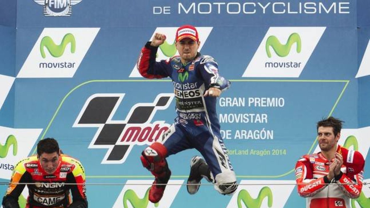 Jorge Lorenzo, en el podio junto a Aleix Espargaro y Cal Crtchlow.