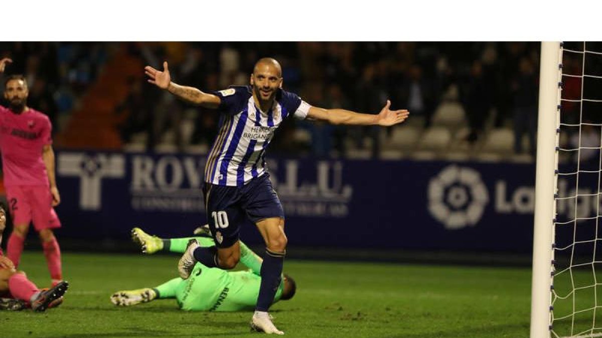 Yuri celebra su gol en el valioso triunfo de la Deportiva. L. DE LA MATA