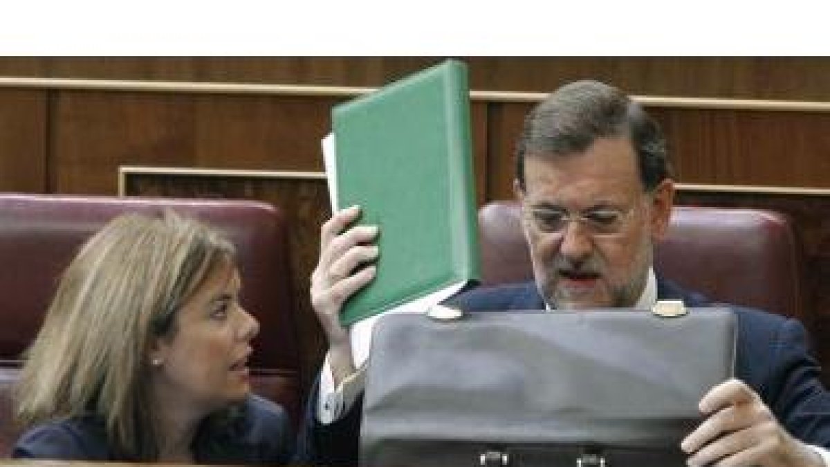 Mariano Rajoy, junto a la portavoz del PP en el Congreso, Soraya Sáenz de Santamaría.