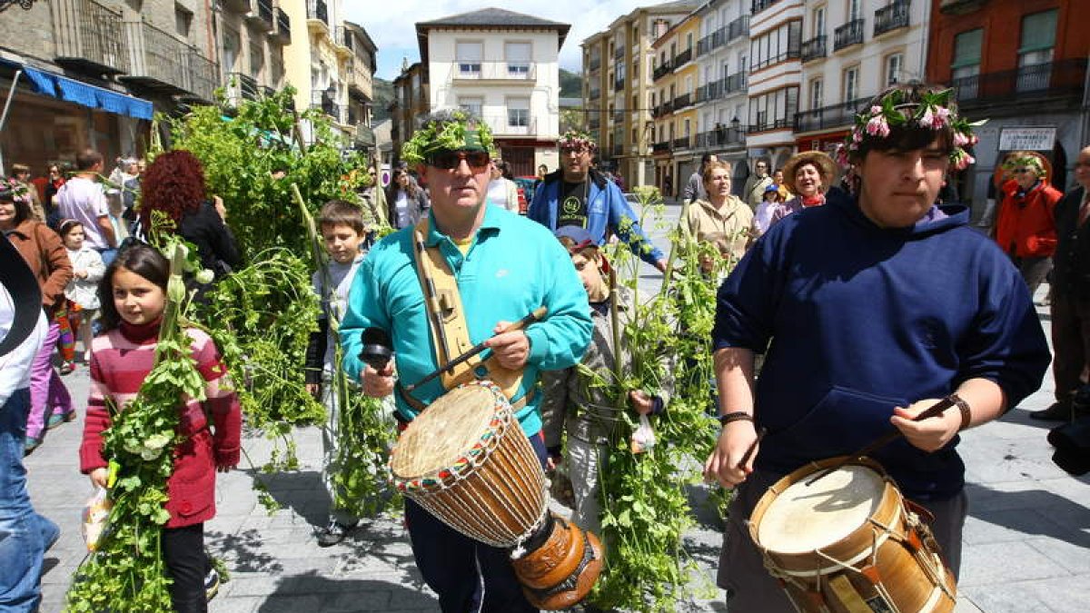 Imagen de archivo de la fiesta de los ‘maios’ en Villafranca del Bierzo. L. DE LA MATA