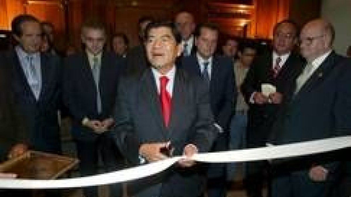 Mario Marín corta la cinta en la inauguración de la Casa Puebla
