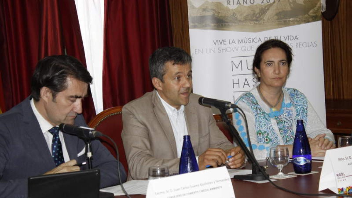 Juan Carlos Suárez-Quiñones, Fernando Moreno y María Josefa García, ayer en Riaño. CAMPOS