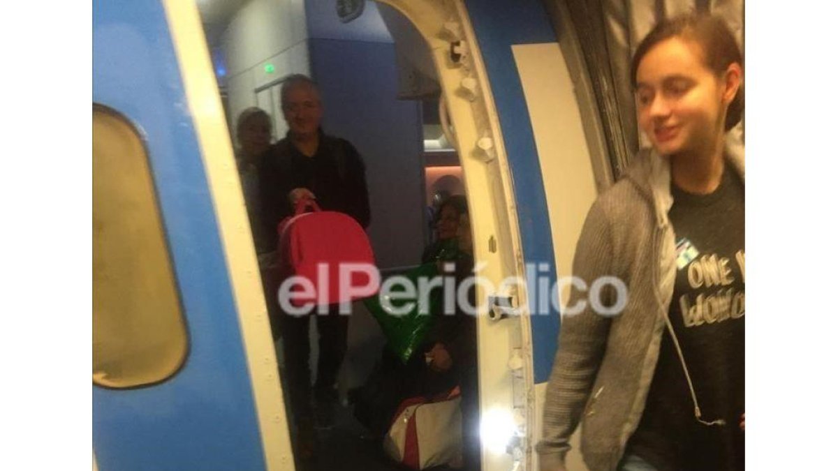 Patricia Aguilar y su padre, Alberto (transportando a la bebé), a la salida del avión en el aeropuerto de Madrid.