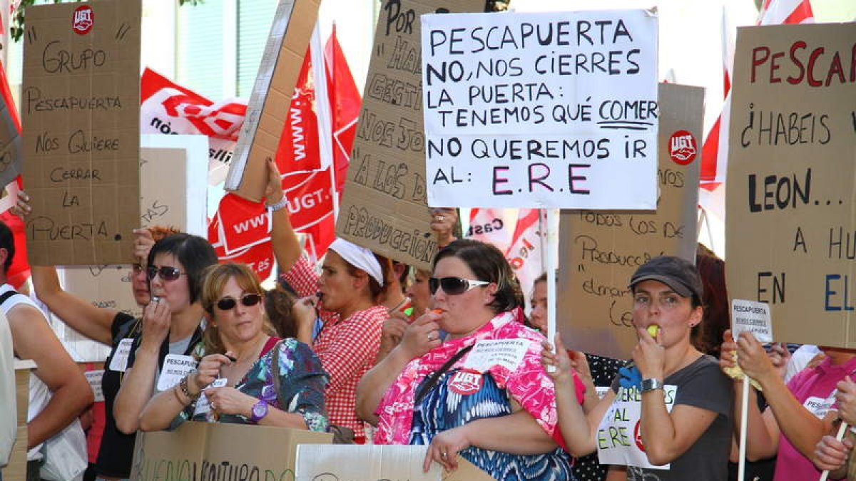 Protesta de los trabajadores de Elmar, la semana pasada ante la delegación de Trabajo en León.