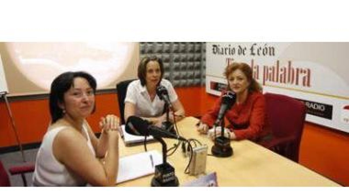 La procuradora socialista, Ángela Marqués, la moderadora Nuria González y la representante de CSI-Cs