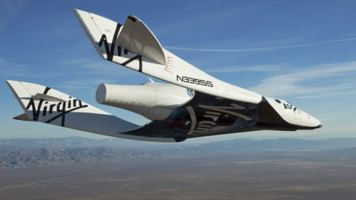 En la imagen la SpaceShipTwo durante su primer vuelo de prueba
