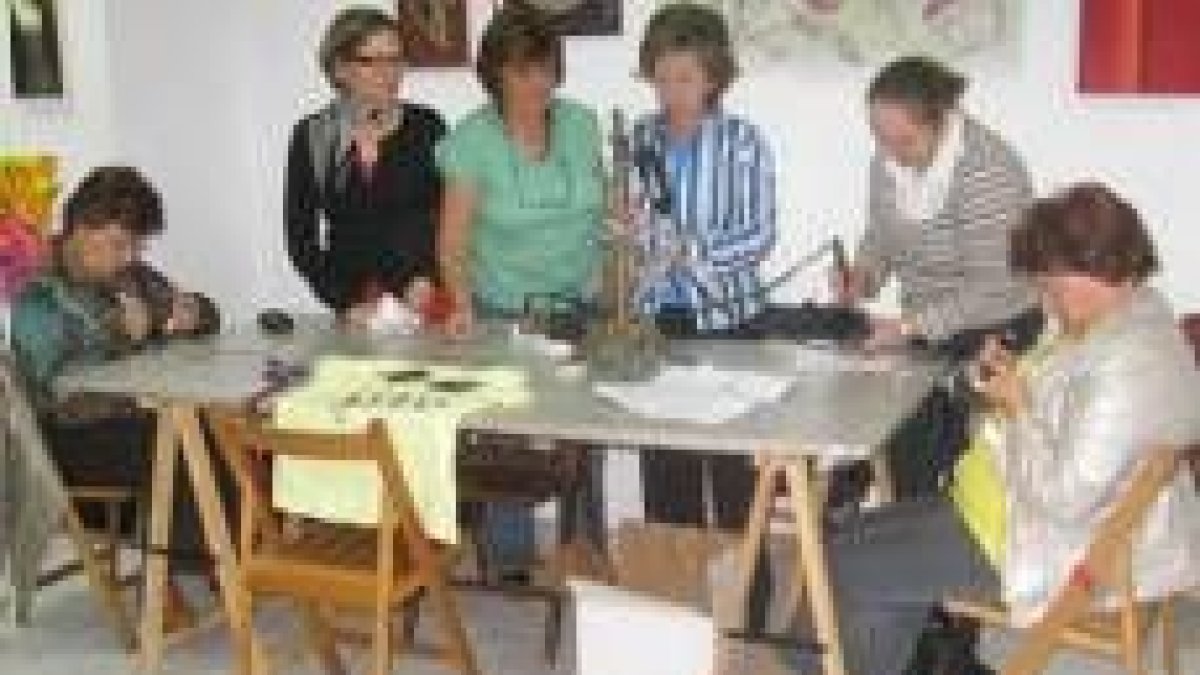 Un momento de los trabajos artesanos que realizan las mujeres de la asociación Mujeres Hoy