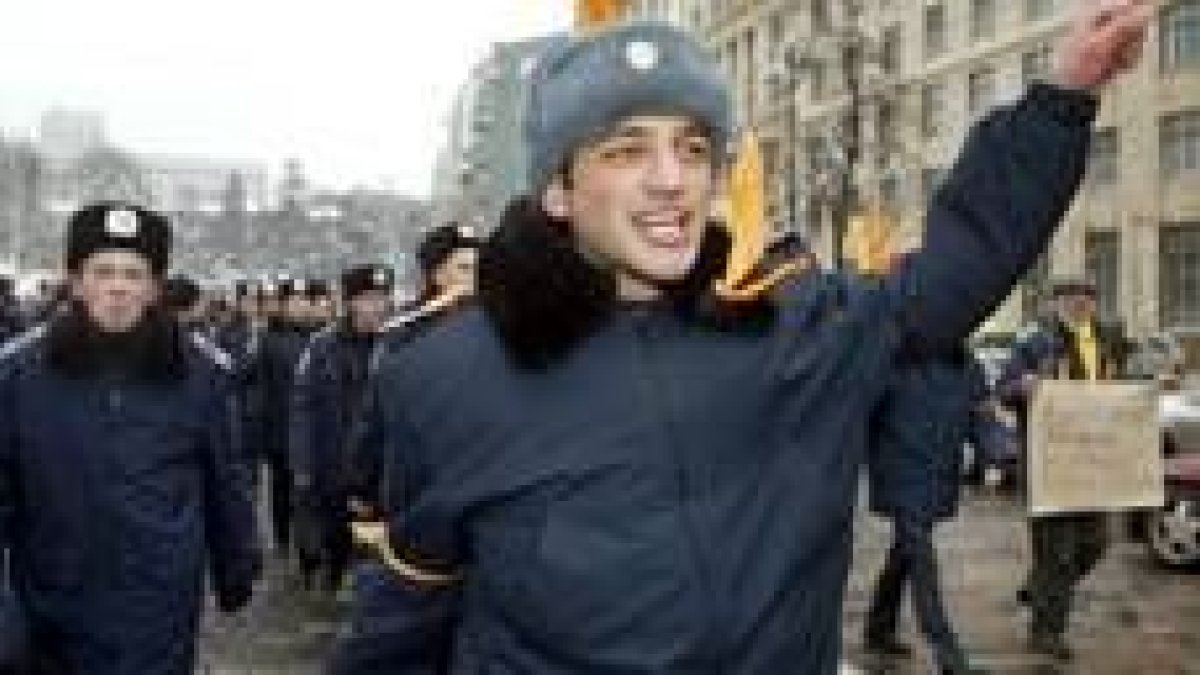 Un policía ucraniano se suma a la manifestación de los opositores