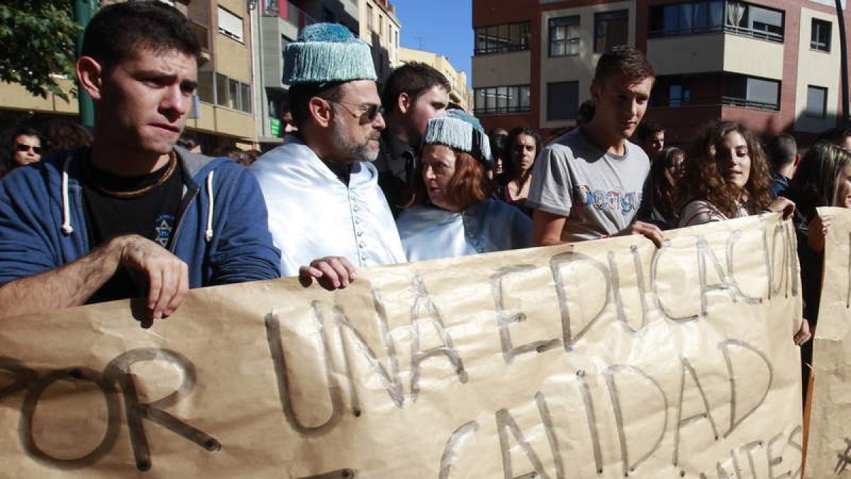 Un grupo de estudiantes protesta en las inmediaciones de El Albéitar contra los recortes.
