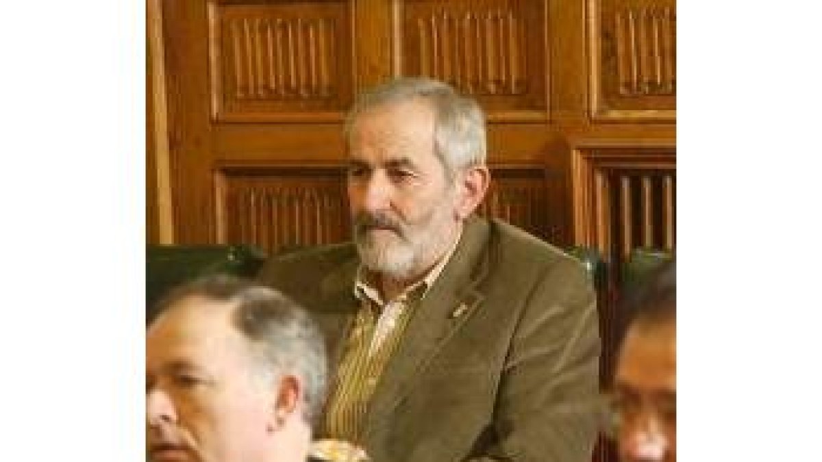 Matías Llorente, en su escaño de la Diputación durante un pleno