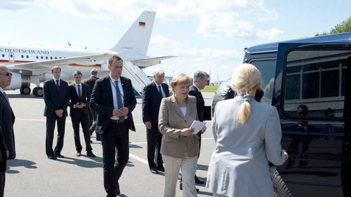 Merkel, a su llegada al aeropuerto de Kiev.