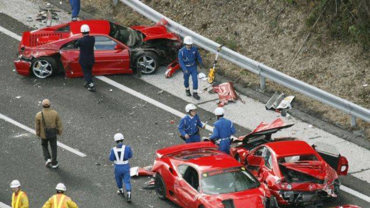 Algunos de los Ferrari implicados en el accidente, el domingo, en la autopista de Chugoku, en Tokio.