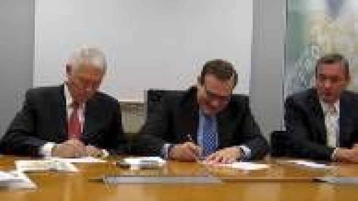 Los responsables del CB San José y León Farma, firmando el convenio