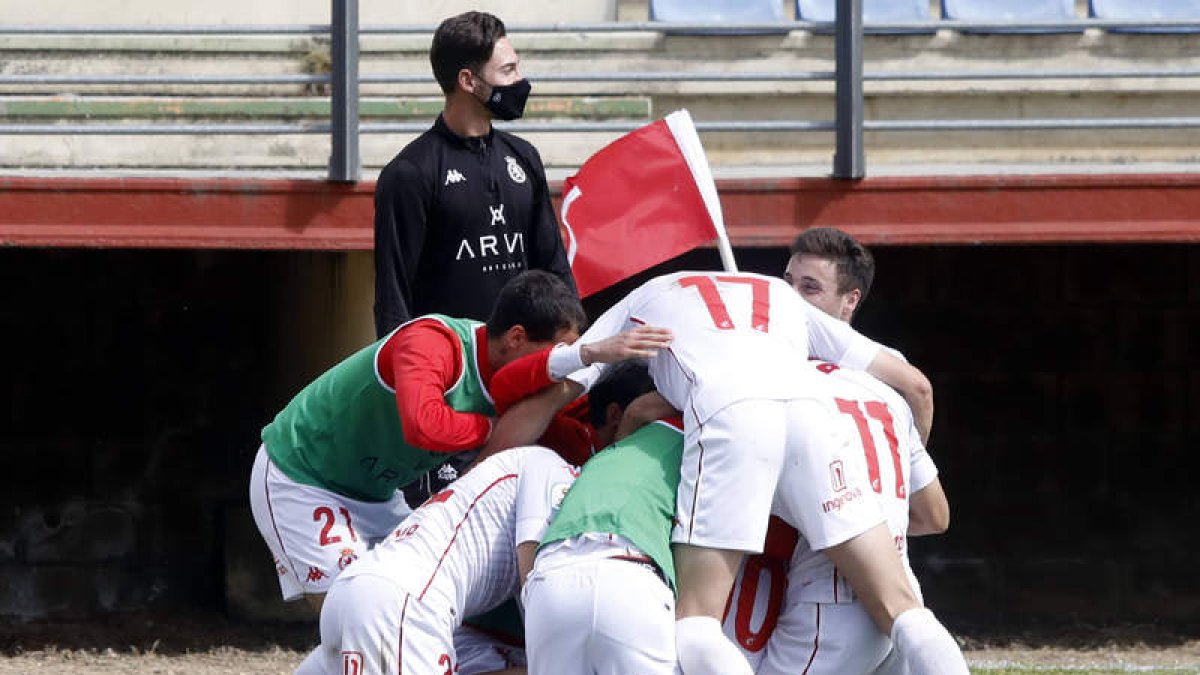 La Cultural B se afana en repetir la alegría que celebró el equipo tras eliminar al Ávila. MARCIANO PÉREZ