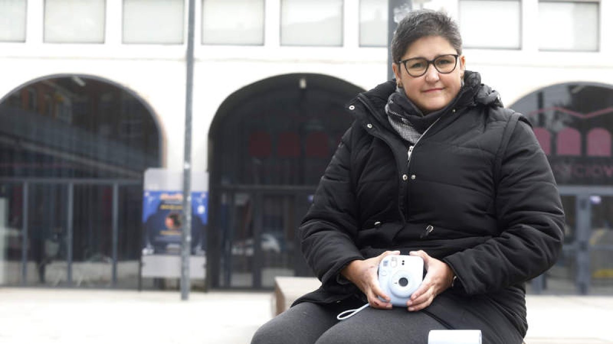 Patricia Aller con su premio, una reproducción de una cámara Leika, por el concurso de fotografía de Creacción Mental. RAMIRO