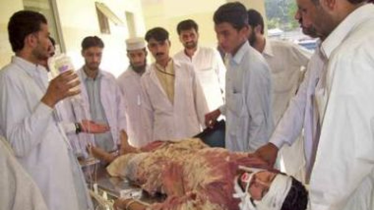 Un hombre recibe atención médica en un hospital del Valle de Swat tras el atentado.