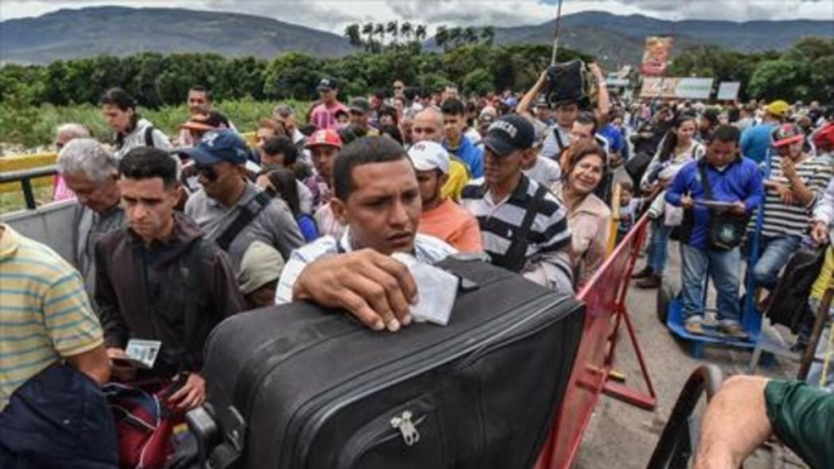 Jovenes venezolanos en la frontera