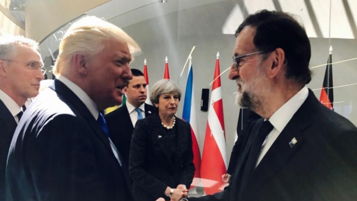 Donald Trump y Mariano Rajoy se saludan al inicio de la cumbre informal de la OTAN, en Bruselas.