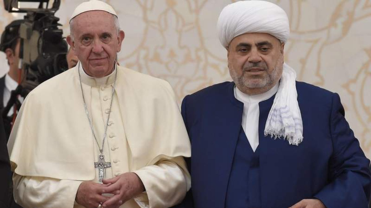 El papa con el líder de los musulmanes del Cáucaso, Allahshukur Pashazadeh. L’OSSERVATORE ROMANO