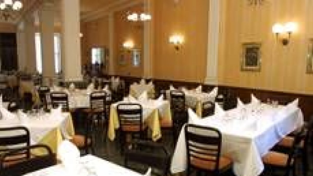 Un salón-comedor para banquetes y ceremonias del Hotel Madrid, en el centro de Ponferrada
