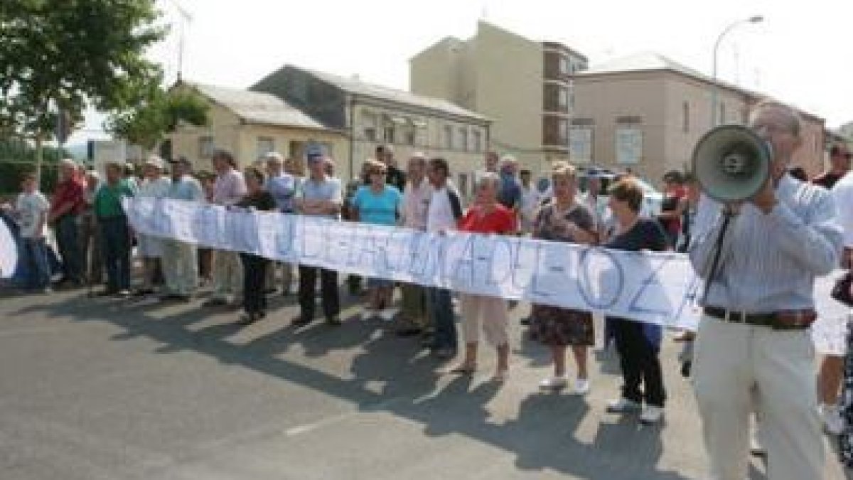 Tarsicio Carballo, primero por la derecha, animaba ayer la manifestación en favor del Oza.
