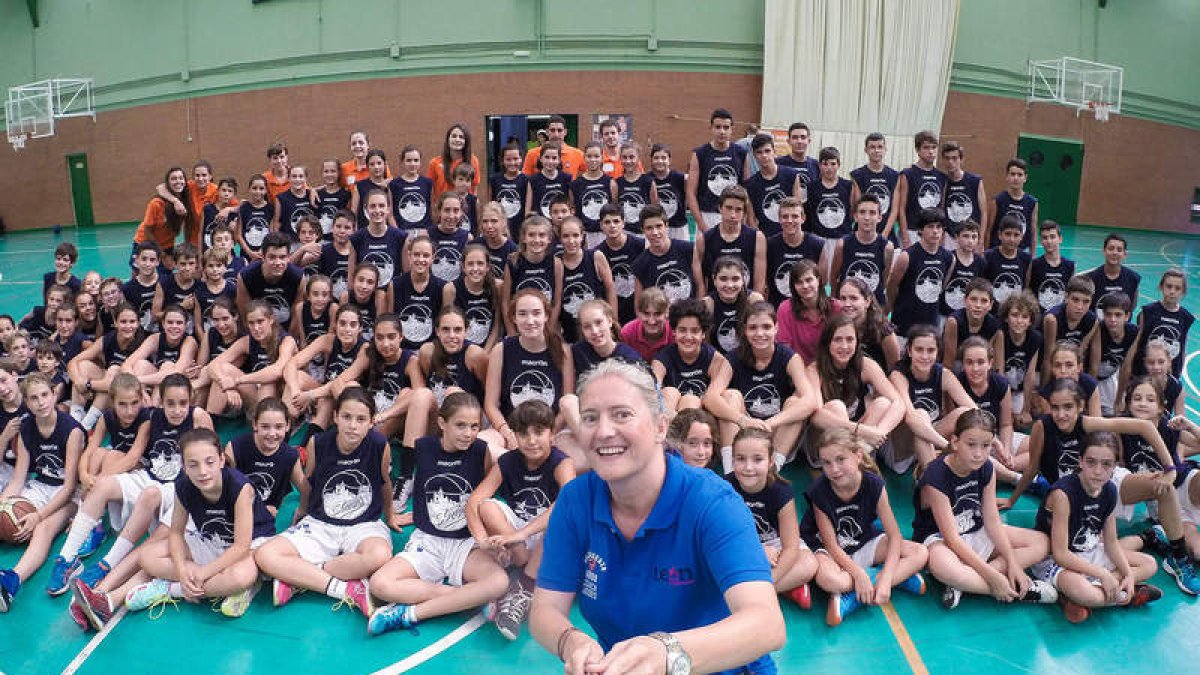 Moses se hace un ‘selfie’ con los integrantes del Campus celebrado en Pola de Gordón.