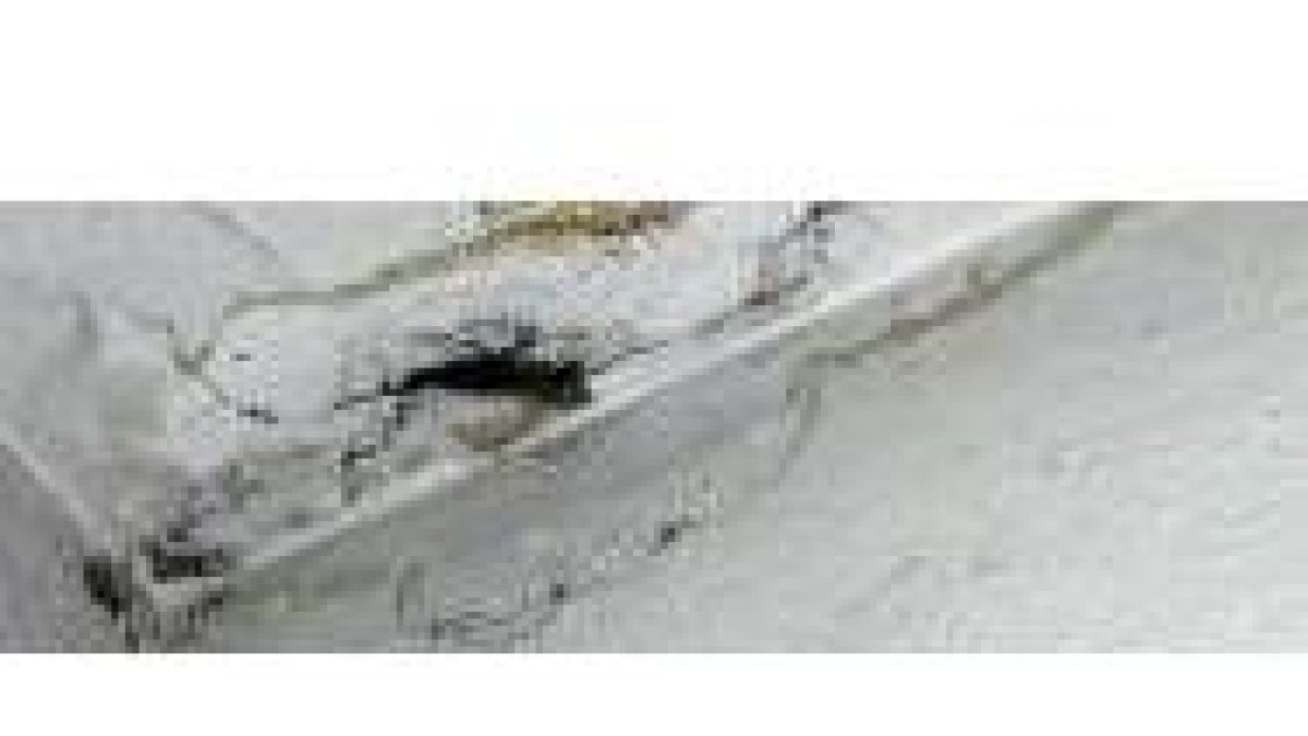 Imagen de un agujero y humedades que pueden observarse en el techo del centro de salud de Pinilla